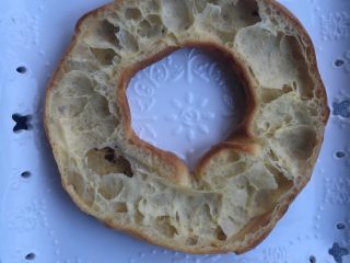 26、圣诞花环泡芙蛋糕#乐享双节#,先把泡芙底放在盘子中间