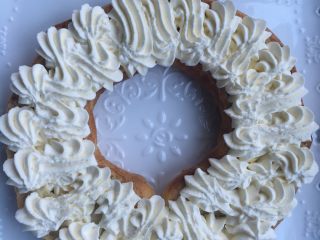 28、圣诞花环泡芙蛋糕#乐享双节#,再随意的用奶油在泡芙上走一圈,外沿的奶油稍微超过点泡芙圈