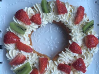 29、圣诞花环泡芙蛋糕#乐享双节#,摆上水果,多少随意