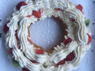 30、圣诞花环泡芙蛋糕#乐享双节#,再用奶油覆盖一圈