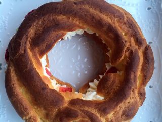 31、圣诞花环泡芙蛋糕#乐享双节#,轻轻盖上另一层泡芙,也要居中