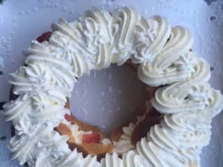 32、圣诞花环泡芙蛋糕#乐享双节#,好了,又可以任性的挤奶油了,挤满一点