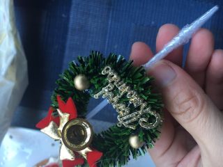 33、圣诞花环泡芙蛋糕#乐享双节#,圣诞小插件的杆子用保鲜膜缠绕几圈,卫生点总是好的