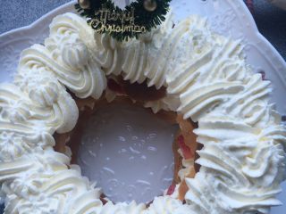 34、圣诞花环泡芙蛋糕#乐享双节#,先看准一个位置插上