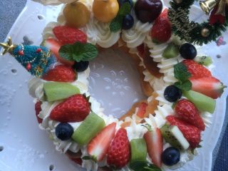 35、圣诞花环泡芙蛋糕#乐享双节#,然后就是随意发挥摆放水果,满满当当的就可以了