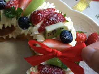 37、圣诞花环泡芙蛋糕#乐享双节#,用红丝带做个小小蝴蝶结摆上也不错哈