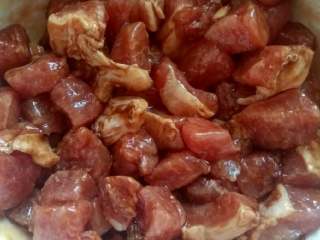 1、高力肉,将肉洗干净后切成大概一厘米的肉丁，然后放料酒，酱油，盐，生姜腌制20分钟