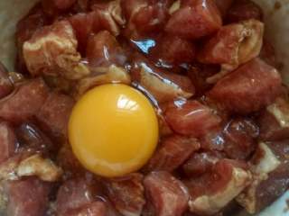 2、高力肉,然后加入鸡蛋