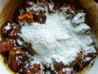 3、高力肉,加入红薯淀粉凉拌均匀