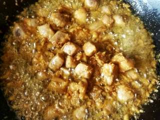 4、高力肉,给锅中加油，待八成熟开始下肉，待肉炸黄上色后捞出来