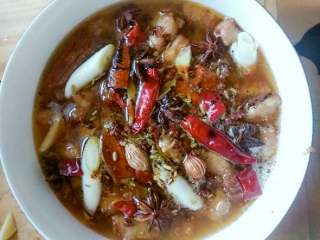 5、高力肉,给炸好的肉丁加入高汤，然后放入料酒，盐，鸡精，葱段，姜片，八角，小茴香，干辣椒，花椒，草果，桂皮，香叶等，可根据自己口味相应的增减