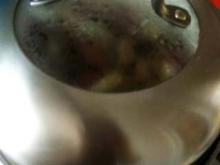 6、高力肉,上锅开始蒸，先大火15分后再小火一个小时