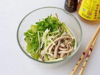 3、凉拌千张,把豆腐丝放进大一些的碗里，撒上葱丝和香菜段。两块钱拌了一盘菜，男人下酒，女人补钙！