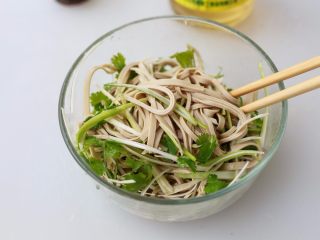 4、凉拌千张,最后调进白酱油拌匀入味。如果喜欢可调进点香油，味道更丰富。