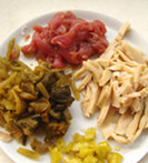 1、酸辣牛肉米粉,将里脊肉切丝用生粉，生抽，麻油腌制片刻，酸菜，小米辣，笋切好。