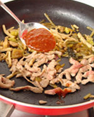 3、酸辣牛肉米粉,将肉丝放入炒熟，加入一勺麻辣酱翻炒均匀。