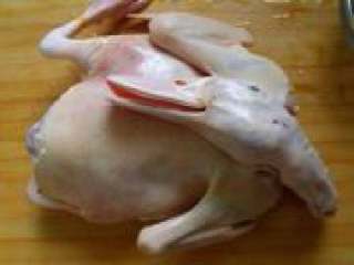 1、家庭盐水鸭,鸭子洗净，冲十分钟去血污