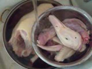 2、家庭盐水鸭,脚爪，翅膀，内脏，头，脖子单独留下。头要洗净，用盐反复搓洗，直到没有粘液