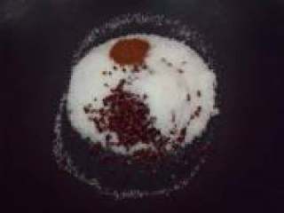 3、家庭盐水鸭,盐，花椒，五香粉，小火炒到盐呈微黄色。并且有香味