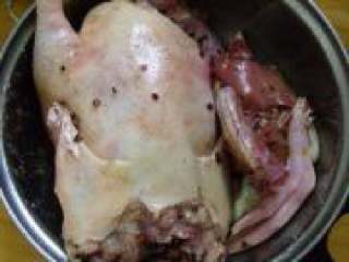 4、家庭盐水鸭,用花椒盐均匀的撒在鸭子和零件上，按摩一会。装进保鲜袋。冰箱冷藏三小时以上