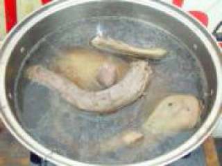 7、家庭盐水鸭,卤水中放姜块拍散，黄酒半碗，把鸭子放进去，大火烧开，撇净浮沫。关最小火，不能沸腾。焖三十分钟即可