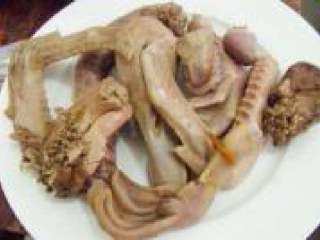 8、家庭盐水鸭,卤好的鸭子拿出来晾凉切块即可，鸭子的零件可单独摆盘