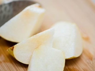 2、砂锅炖梨,梨切块。连皮一起。