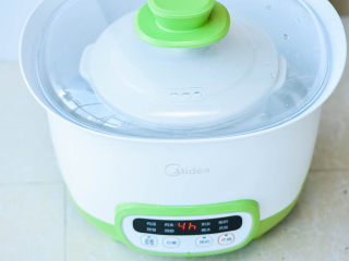 5、砂锅炖梨,放入隔水炖的电炖锅内，炖8小时。我的电炖锅只能一次选择4小时，就需要时间到了再按一次。