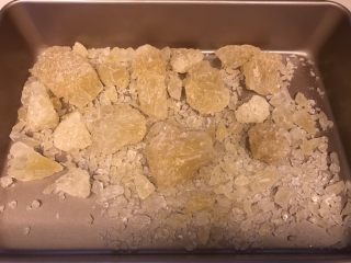 1、润肺神物《冰糖柠檬膏》【甜品篇】,冰糖放进烤箱150度，5分钟！必须是黄冰糖！