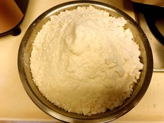 4、润肺神物《冰糖柠檬膏》【甜品篇】,磨成的粉末和川贝粉混合在一起。