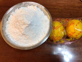 5、润肺神物《冰糖柠檬膏》【甜品篇】,选两个个头大一点的柠檬，冰糖是柠檬重量的两倍。