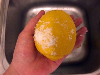 6、润肺神物《冰糖柠檬膏》【甜品篇】,柠檬用食用盐清洗（????????????盐果然可以清理角质层，手瞬间好嫩滑！）