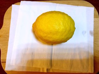 7、润肺神物《冰糖柠檬膏》【甜品篇】,用纸巾搽干水分。