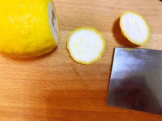 8、润肺神物《冰糖柠檬膏》【甜品篇】,两头白心部分不要，因为这个很苦的。