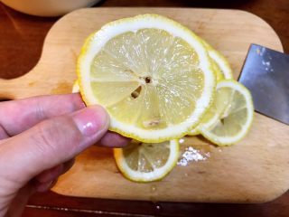 9、润肺神物《冰糖柠檬膏》【甜品篇】,柠檬切成薄片，去掉柠檬子，这个玩意很苦。有些人没去掉，会发现做好后带着一股子的苦味。