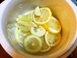 10、润肺神物《冰糖柠檬膏》【甜品篇】,均匀的铺在炖锅底。放上一半的冰糖粉和川贝粉。