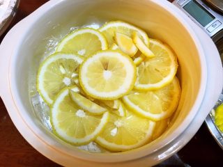 11、润肺神物《冰糖柠檬膏》【甜品篇】,再铺上一层柠檬片！最后倒入剩余的冰糖粉，川贝粉。
