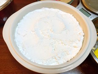 12、润肺神物《冰糖柠檬膏》【甜品篇】,均匀的铺好。盖盖子，放进炖锅里，用炖虫草的功能，炖6个小时，也可以用电饭锅，炖一晚上。