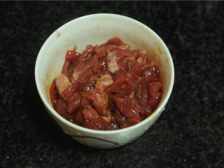 2、白菜牛肉香锅,牛肉片用蚝油腌制十分钟