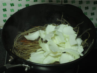 8、白菜牛肉香锅,白菜帮倒入锅里，稍微翻炒