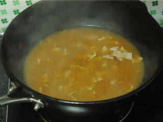 13、白菜牛肉香锅,腌制好的牛肉片倒入汆烫蔬菜的锅里，用筷子帮助划散，让肉片快速成熟