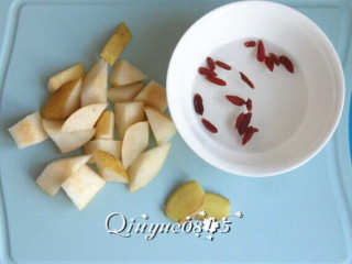 3、冰糖雪梨,梨去核切块。枸杞泡水备用。