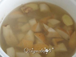 4、冰糖雪梨,把生姜和梨块下水锅慢炖半小时左右，炖至梨发软。