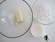 1、西式甜品店里少见的一种派【清香蜜瓜派】,派皮的制作：黄油放入盆中,室温软化后倒入低筋面粉和细砂糖。