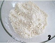 2、西式甜品店里少见的一种派【清香蜜瓜派】,双手揉搓黄油和面粉，直到搓匀，成为粗玉米粉的样子。