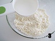 3、西式甜品店里少见的一种派【清香蜜瓜派】,在搓匀的面粉里加入水。