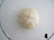 4、西式甜品店里少见的一种派【清香蜜瓜派】,揉成稍光滑的面团，把面团放进冰箱冷藏松弛15分钟以上，最好冷藏1个小时-4个小时。