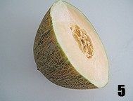 5、西式甜品店里少见的一种派【清香蜜瓜派】,派馅的制作：冷藏松弛面团的同时，制作派馅。准备好一块哈密瓜。