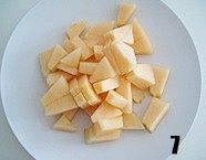 6、西式甜品店里少见的一种派【清香蜜瓜派】,去好皮的哈密瓜称重，然后切成小丁。