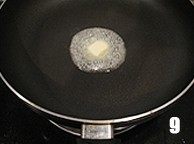 8、西式甜品店里少见的一种派【清香蜜瓜派】,锅烧热后放入黄油，使黄油溶化。火不能太大，否则黄油会被烧焦。